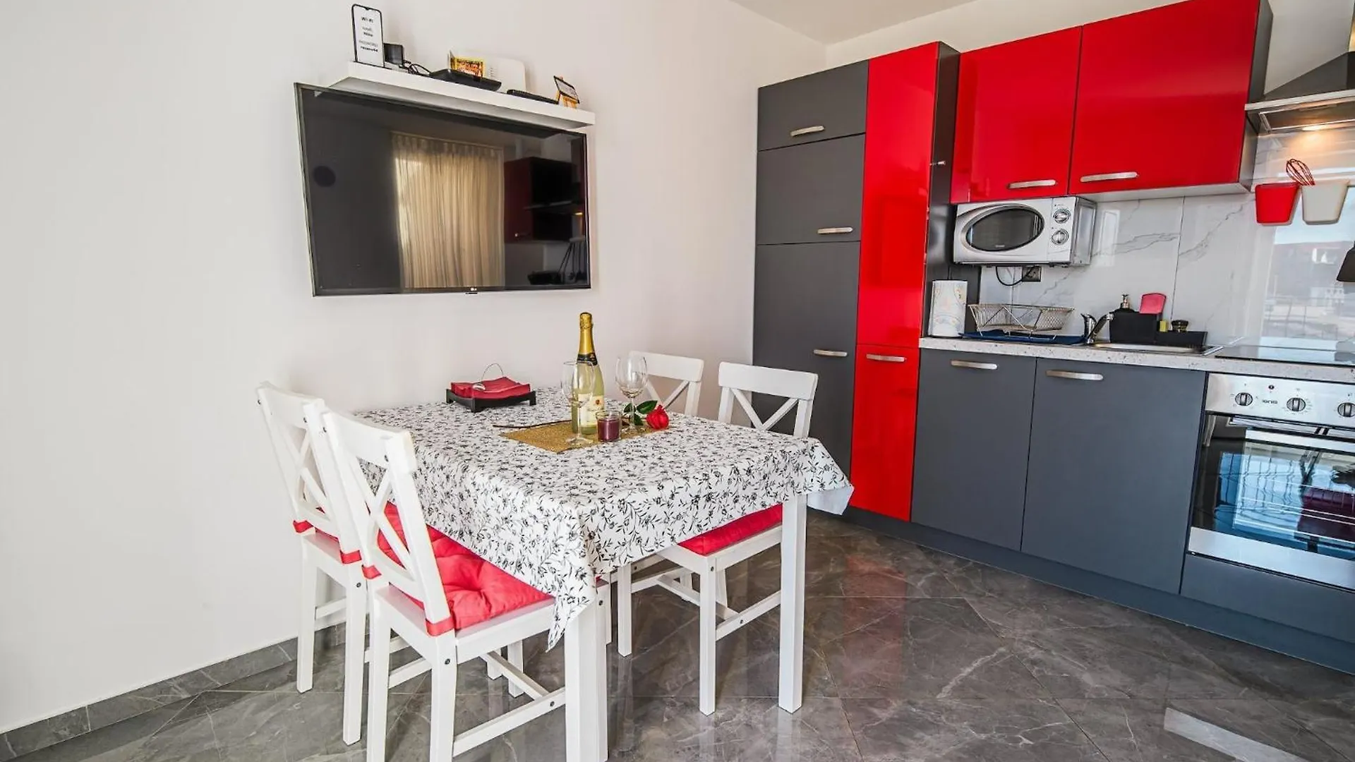 Sleek And Stylish Umag Apartments With Sea View - Two Bedroom Apartment With Balcony Croatie